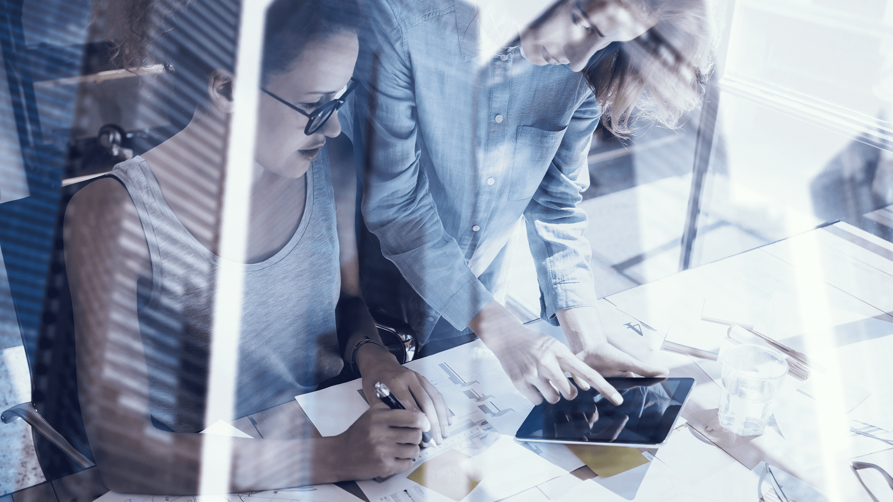 TvÄ personer som arbetar vid surfplatta